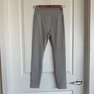 Vuori women’s gray striped leggings | 28”